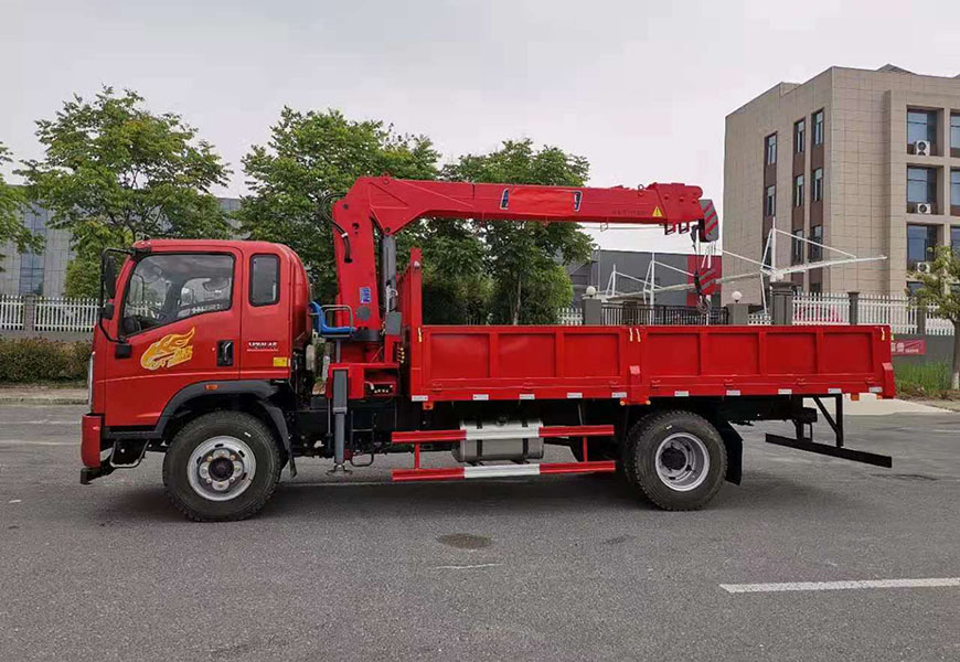 重汽豪曼(國(guó)六)4500軸距8噸隨車(chē)吊