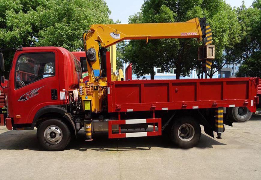 重汽王牌3.2噸藍(lán)牌隨車(chē)吊